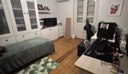 Casa em alvenaria, próxima à 24 de outubro, com a seguinte composição: &lt;BR&gt;Térreo: lavabo, área social com 3 ambientes, sala de estar, jantar e escritório. Cozinha com copa separada. Fundos: pát