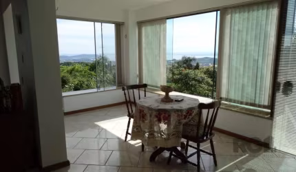 casa com uma linda vista panorâmica para o por do sol do guaíba,  espaçosa, composta por 2 dormitórios, (pode ser alocado mais1dormitório no sotão e mais 1 dormitório na garagem), sala de estar e jant