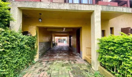 Duas casas no mesmo terreno, amplas no bairro Aparício Borges. A frontal composta por 3 dormitórios, sendo 1 suíte, e 2 banheiros, churrasqueira, box com vidro temperado, piscina, cozinha americana, J