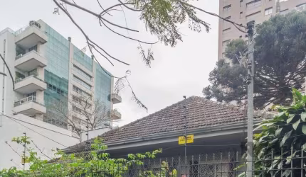 Excelente casa, em ótima localização, próxima do Colégio Panamericano, GNU e praça da Encol. &lt;BR&gt;&lt;BR&gt;Conta com 4 dormitorios, 3 banhos, lareira na sala, quintal com churrasqueira,uma vaga 