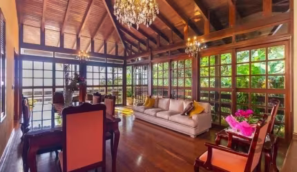 Excelente casa com três pavimentos em bairro tranquilo, arborizado, com excelente vista da cidade. Sala de estar, jantar e cozinha integrados, piso de madeira maciça ipê na sala e nos quartos, forro d