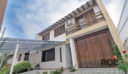 Ótima casa de 285m² de área privativa distribuídos em possuindo 2 pavimentos. O primeiro pavimento conta com com amplo living em L para até 3 ambientes, cozinha montada, lavabo e acesso a garagem fech