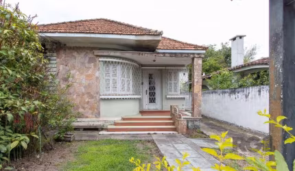 Casa térrea com excelente localização, proximo de mercados, farmacias, colegio, padaria, e a Orla de Ipanema.&lt;BR&gt;Amplo living, tres dormitorios, cozinha ampla, e uma área de lazer , se preferir 