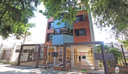 Cobertura com 3 dormitórios, 1 suíte, 2 vagas de garagem, no bairro Tristeza, Porto Alegre/RS.   &lt;BR&gt;  &lt;BR&gt;Cobertura na Tristeza, toda reformada com duas vagas. &lt;BR&gt;&lt;BR&gt;Primeir