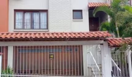 Casa com 3 dormitórios, 1 Suíte, localizada no bairro Espirito Santo, hall de entrada com lavabo, ampla sala de estar com lareira, mais uma sala de estar e jantar, cozinha completa e mobiliada, área d