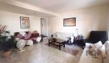 Em excelente localização no Bairro Menino Deus, em terreno com 8,80m X 39m, sobrado com 5 dormitórios, sendo 4 suítes.  No piso térreo 2 suítes, 2 salas, lareira , lavabo, copa/cozinha, área de serviç