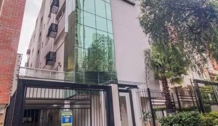 excelente apartamento com 83m² privativos no Petrópolis. Unidade com 02 dormitórios, sendo 02 suítes, amplo living para 02 ambientes com lareira, lavabo, cozinha com churrasqueira e lavanderia. Medido