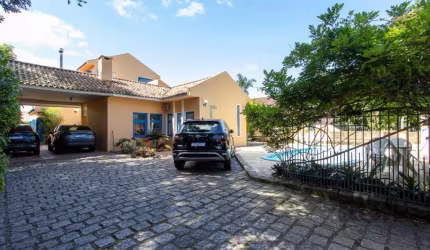 Descubra esta incrível casa à venda no desejado bairro Jardim Isabel, em Porto Alegre. Com uma ampla área privativa de 580m², você encontrará espaço de sobra para sua família. A residência possui um t