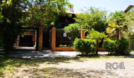 Ampla e aconchegante casa a beira do Rio Guaiba na zona Sul de Porto Alegre...exuberante mansão dos anos 90, esta casa traz a sensação de estar sempre de férias, com grande energia e  expectativa de u