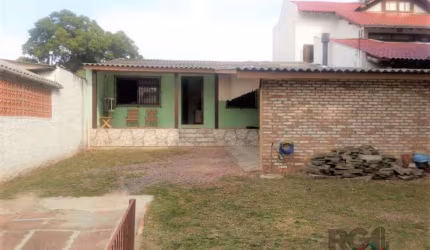 CASA 2 DORMITÓRIOS BAIRRO ESPÍRITO SANTO, ZONA SUL DE PORTO ALEGRE - Linda casa com 2 dormitórios, living 2 ambientes, cozinha ampla, banheiro social,&lt;BR&gt;área de serviço fechada com banheiro, ga