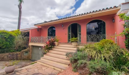 VENHA CONHECER ESSA LINDA CASA COM 360M2, COM 03 DORMITORIOS, SENDO UMA SUITE, AMPLA SALA COM DOIS AMBIENTES, PE DIREITO ALTO, LAREIRA, ESCRITORIO, DEPOSITO, AMPLO SALAO DE FESTAS  COM CHURRASQUEIRA,J