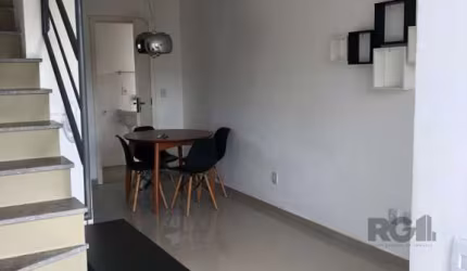 Excelente casa em condomínio com 02 dormitórios, banheiro social, living para 2 ambientes, lavabo, cozinha planejada, com fogão, geladeira e mesa de jantar,  ar condicionado novos nos dois dormitórios