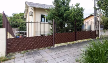 Essa família foi a primeira a morar nessa casa. Ali tem muitas histórias. As árvores foram eles que plantaram, o Garden foi pensado para receber os amigos, a garagem tem cobertura para os carros não f