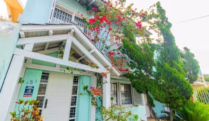 Casa com 3 suítes e muito mais!&lt;BR&gt;Primeiro andar conta com sala de estar com 2 ambientes , lavado, escritório que pode ser outro dormitório, cozinha, sala de jantar. Pátio com churrasqueira, do