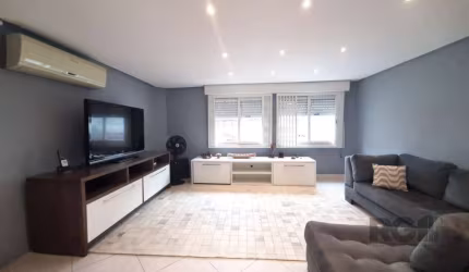 Diferenciado apartamento no Bairro Santana em Porto Alegre; 3 dormitórios sendo um com closet, living dois ambientes, sala de TV e espaço gourmet com churrasqueira, copa cozinha e espaçosa lavanderia.