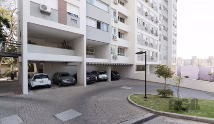 EXCLUSIVO PARA INVESTIDORES - IMÓVEL LOCADO POR R$ 2.500,00 + TAXAS&lt;BR&gt;&lt;BR&gt;Apartamento de dois dormitórios, com suíte, living estendido, churrasqueira, cozinha planejada e equipada, aparel