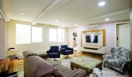 Residência de 235 metros quadrados privativos, composta por 4 quartos, incluindo uma suíte. Na parte térrea, desfrute de uma acolhedora e espaçosa sala equipada com lareira e lavabo, integrada a uma c