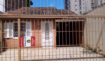CASA  NO BAIRRO INDEPENDÊNCIA EM PORTO ALEGRE - RS . Excelente oportunidade.  Casa térrea em alvenaria,  sala ampla, piso em madeira, copa e cozinha, 2 banheiros, aberturas em bom estado de conservaçã