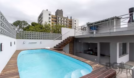 Esta casa é uma ótima opção para quem busca espaço, conforto e uma localização privilegiada.&lt;BR&gt;Os três dormitórios são bem distribuídos, sendo que a suíte térrea é ótima e os outros dois &lt;BR