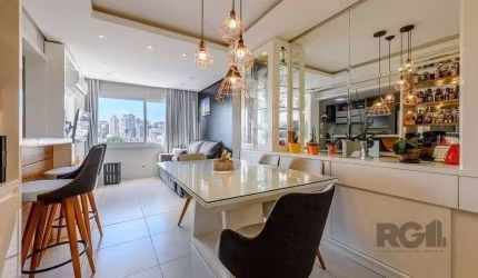 Apartamento 68 m² mobiliado, 2 dormitórios, sendo 1 suíte e 1 vaga.&lt;BR&gt;Imóvel possui living para dois ambientes, cozinha americana planejada com churrasqueira, área de serviço separada. Área int