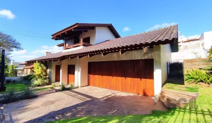 Diferenciada Casa no bairro São Sebastião, com 300m² de área privativa, com 3 dormitórios, sendo 2 suítes mais 1 suíte com closet e sacada, finamente decorada, mobiliada, hall de entrada, bar, living 