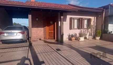 Casa com 3 dormitórios sendo 1 suíte, banheiro social, living para dois ambientes, cozinha espaçosa semi mobiliada, lavanderia, área com churrasqueira, pátio e vaga de garagem para até 4 carros. Bem i