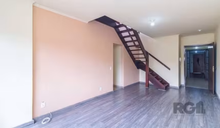 Apresentamos esta incrível cobertura à venda, localizada na Avenida Coronel Gastão Haslocher Mazeron, no bairro Medianeira, em Porto Alegre. Com uma área construída de 211m², esta propriedade oferece 