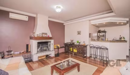 Excelente casa de 329m² privativos distribuídos em 2 pavimentos, sendo o primeiro composto por ampla sala de estar com lareira e bar, gabinete, sala de jantar,  lavabo, cozinha e dispensa. O 2º pavime