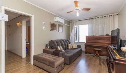 Excelente cobertura de 150m² no bairro Petrópolis! O andar inferior é composto por living para dois ambientes, 3 dormitórios, banheiro social, cozinha e área de serviço separada. A cobertura conta com