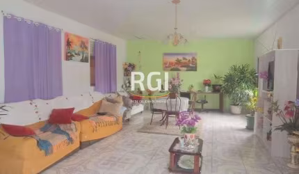 Casa com 165,00 m² privativos, construída em terreno de 9,90 x 40, composta por 2 pavimentos, 2 dormitórios, copa/cozinha, banheiro, sala de jantar e living dois ambientes  varanda, quintal, loja no t