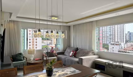 Apartamento mobiliado de 95m², planta original de 3 dormitórios, transformado em 2 dormitórios com espaço office, sendo 1 suíte, living para 2 ambientes com esquadrias amplas, espaço gourmet, cozinha,