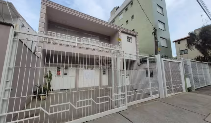 Excelente casa estilo sobrado, 4 dormitórios, com loja independente na frente,  pátio enorme,  podendo ser comercial e/ou residencial, documentação ok, financia, aceita FGTS.