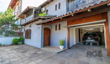 Excelente casa localizada a 8 minutos do Iguatemi! Residência de 4 dormitórios no segundo pavimento sendo 1 suíte master, 2 quartos contam com sacada integrada. No primeiro pavimento fica ampla sala d