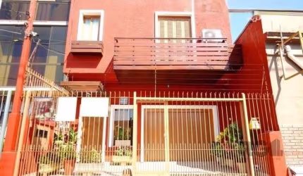 Excelente casa/sobrado 151m2 em região nobre de comércio e moradia localizada próximo de todas as avenidas principais do bairro São Geraldo sendo distribuída em térreo e 1 pavimento.&lt;BR&gt;Imóvel d