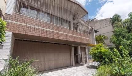 Casa deslumbrante no bairro Petrópolis, imediações da Bela Vista.&lt;BR&gt;&lt;BR&gt;Localizada na Avenida Coronel Lucas de Oliveira, entre a Avenida Protásio Alves e a Neusa Goulart Brizolla e antes 