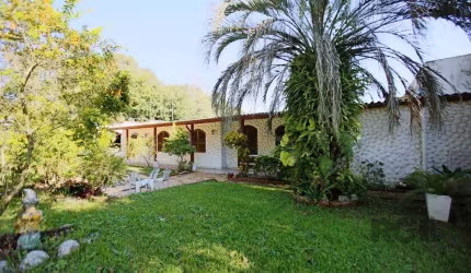Espetacular terreno, chácara, sítio, constituído por uma área de mais de 3.500 m², três casas, piscina,  na entrada da Lomba do Pinheiro, a menos de 100m da Av Bento Gonçalves,. Área que serve para re
