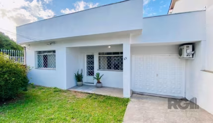 Execlente residencia térrea com 3 dormitórios sendo uma suite, duas salar de estar, lavanderia, e copa cozinha. garagem fechada para dois carro e espaço para um terceiro automovel, possui ainda um óti