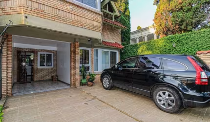Excelente casa estilo sobrado, semi mobiliado, com 177,66m² privativos, 3 dormitórios sendo 1 suíte com hidromassagem e sacada e 2 suítes americanas, hall, lavabo, living 3 ambientes com lareira, meza