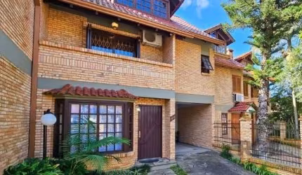 Casa de 3 dormitórios com 2 vagas de garagem no bairro Jardim Isabel&lt;BR&gt;São 3 quartos sendo uma suíte. Living todo integrado em tabuão, com uma linda lareira em ferro, lavabo, cozinha ampla com 