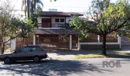 CASA 4 DORMITÓRIOS BAIRRO CRISTAL ZONA SUL DE PORTO ALEGRE EXCELENTE, dois pisos ,),  toda de alvenaria, paredes externas de tijolos maciços duplos, internos tijolos maciços simples, madeira de lei na