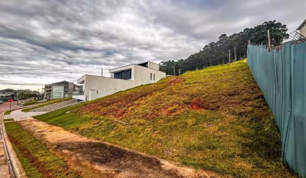 Terreno no Condomínio Alphaville na Zona Sul em Porto Alegre. Área de 612,24m² pronta para construir residência de alto padrão.  Moderna infraestrutura de clube com piscina,fitness, quadra poliesporti