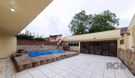 Excelente casa em terreno plano no bairro Nonoai! São 450m² de área privativa, distribuídos em 4 dormitórios sendo 3 suítes (uma com closet), living para 2 ambientes, sala de jantar, 2 sacadas, uma su