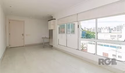 Apartamento de 2 dormitórios a venda no Bairro Petrópolis.&lt;BR&gt;Apartamento com 87 m² de área privativa e com 02 vagas de garagem separadas. Apartamento em último andar de frente. Living 02 ambien