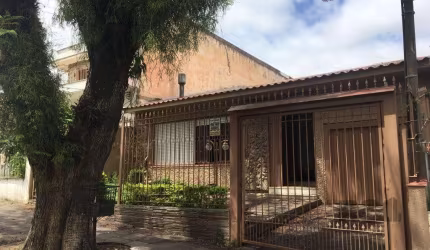 Ótima Casa Térrea: 5 dormitórios com piso frio, sendo 2com suíte, banheiro social com hidro, sala ampla com lareira e piso laminado imitando madeira, hall de entrada, cozinha porta de entrada com grad