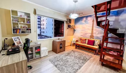 Cobertura de 1 dormitório,   oferece privacidade e uma vista panorâmica. Ao entrar, você é recebido por uma sala de estar espaçosa e arejada, cozinha com móveis planejados, o quarto  é confortável e a