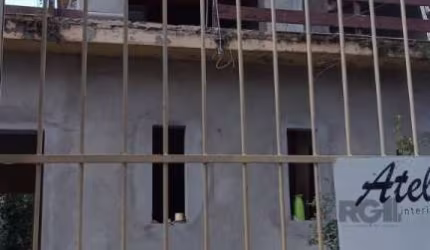 Ótima casa no Passo D'areia, passando por reforma geral, com 200m² construídos, de 2 pavimentos, em terreno com 300m² (10 x 30m). Possui sala ampla, 3 dormitórios, sala de jantar, 2 banheiros, garagem