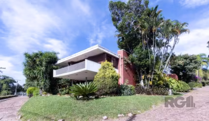 Localizada em um dos condomínios mais conceituados do bairro Santa Tereza, esta magnífica residência oferece uma experiência de luxo e conforto incomparável. Com seus impressionantes 724 m² de espaço 