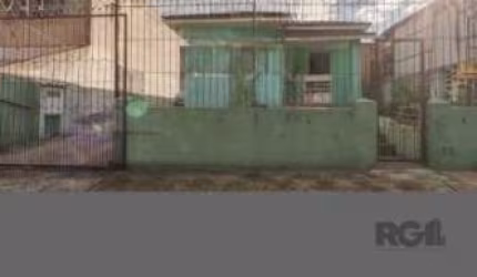 Vendo terreno 10x30 com 02 casas, localizado no bairro Rubem Berta - Porto Alegre&lt;BR&gt;Sendo 01 casa da frente com 03 dormitórios, sala, cozinha e banheiro.&lt;BR&gt;Casa nos fundos com 01 dormitó