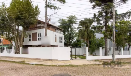 Casa nunca habitada, com excelente padrão construtivo com:&lt;BR&gt;Living, cozinha ampla, lavabo, area de serviço separada e com saida para o patio.&lt;BR&gt;No segundo andar, dois dormitorios, sendo