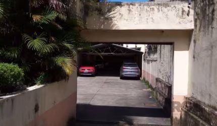 TERRENO NO BAIRRO MOINHOS DE VENTO -  PORTO ALEGRE - RS - Excelente terreno com 278,73 m², atualmente é um estacionamento, com pavilhão que abriga os automóveis. Localização privilegiada, muito perto 